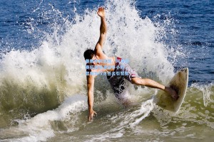 暴雨中的温情，阿莫林赛后退场滞留半小时，冒雨为球迷签名引赞誉