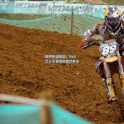 裁判争议再起！VAR介入引发球迷激烈争论