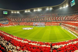 克罗斯历史最佳阵容引热议，C罗梅西双核驱动，马尔蒂尼镇守左路