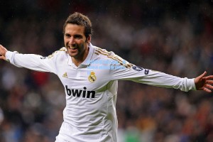 英超联赛激战正酣，曼城绝杀利物浦登顶积分榜